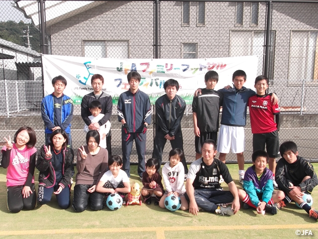 JFAファミリーフットサルフェスティバル　熊本県上天草市の松島総合センター「アロマ」　テニス場フットサルコートに、約60人が参加！