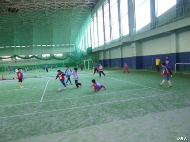 JFAキッズサッカーフェスティバル　山形県天童市の山形県総合運動公園 屋内多目的コートに、約350人が参加！