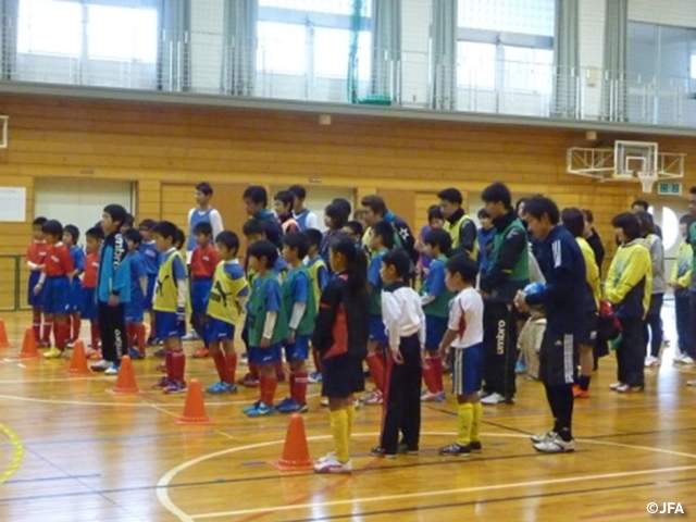 JFAファミリーフットサルフェスティバル　石川県河北郡の内灘町立清湖小学校体育館に、約120人が参加！