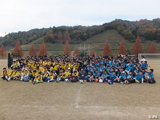 JFAキッズサッカーフェスティバル　広島県広島市の広島広域公園 補助競技場に、約230人が参加！