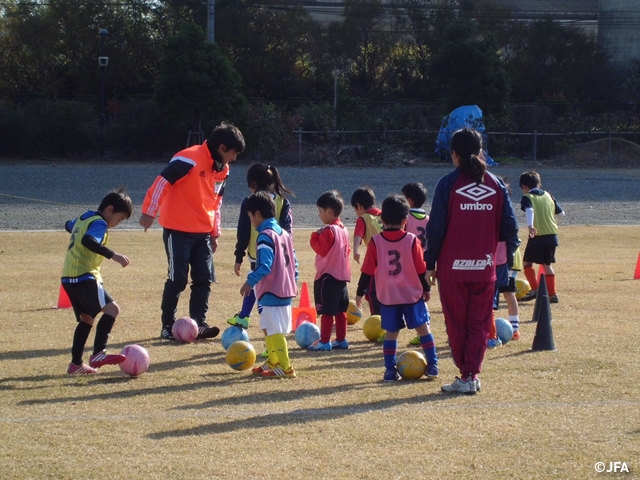 JFAキッズサッカーフェスティバル　香川県坂出市の瀬戸大橋記念公園球技場に、約700人が参加！