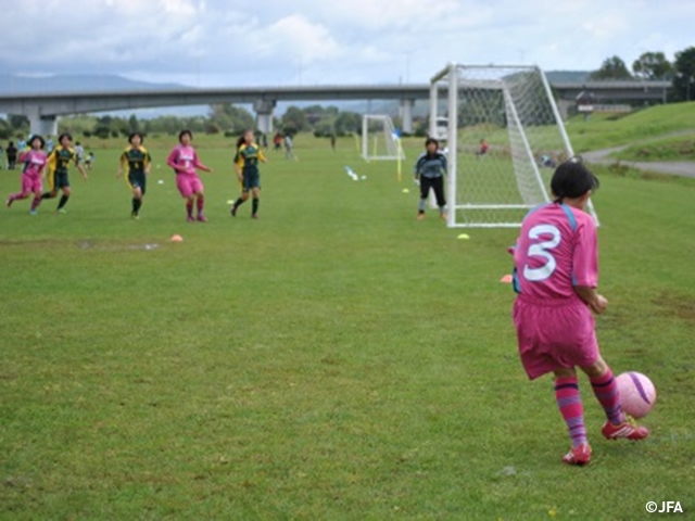 JFAキッズサッカーフェスティバル　北海道砂川市の空知川河川敷サッカー場に、約250人が参加！