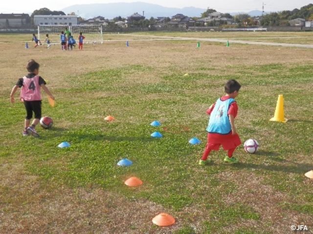 JFAキッズサッカーフェスティバル　福岡県三井郡の下高橋官衙遺跡公園に、約90人が参加！
