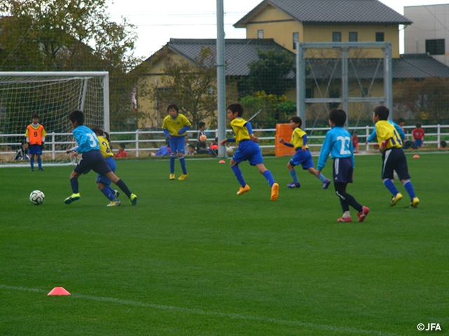 JFAキッズサッカーフェスティバル　佐賀県佐賀市の佐賀市健康運動センターに、約960人が参加！