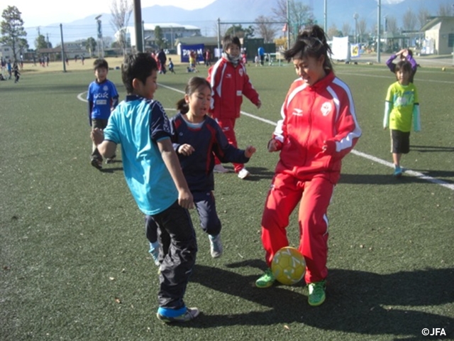 JFAレディース／ガールズサッカーフェスティバル　山梨県中巨摩郡の押原公園に、約100人が参加！