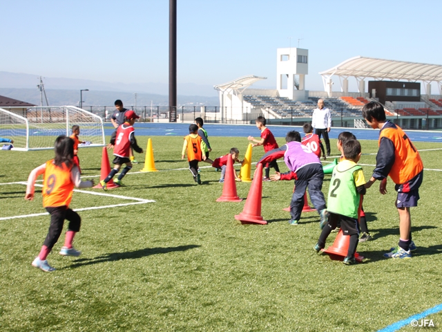JFAキッズサッカーフェスティバル　長野県佐久市の佐久総合運動公園陸上競技場に、約140人が参加！
