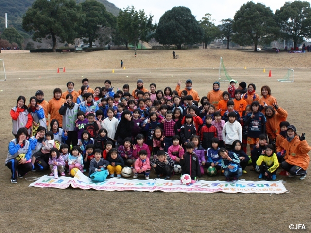 JFAレディース／ガールズサッカーフェスティバル　熊本県熊本市の熊本県民総合運動公園いこいの広場に、約170人が参加！