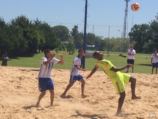 Beach Soccer Japan National Team lost the 1st match against Argentina despite their counter attacks at the end
