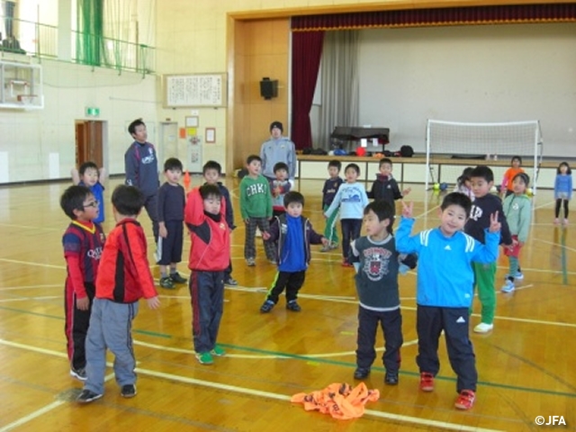 JFAキッズサッカーフェスティバル　長野県塩尻市の塩尻市立桔梗小学校体育館に、約70人が参加！