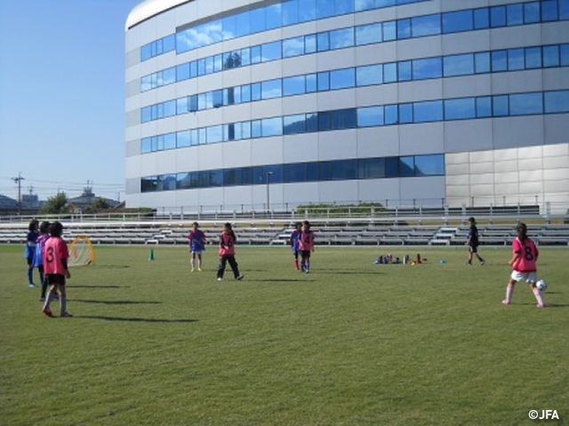 JFAレディース／ガールズサッカーフェスティバル　 岐阜県岐阜市の長良川球技メドウに、約160人が参加！