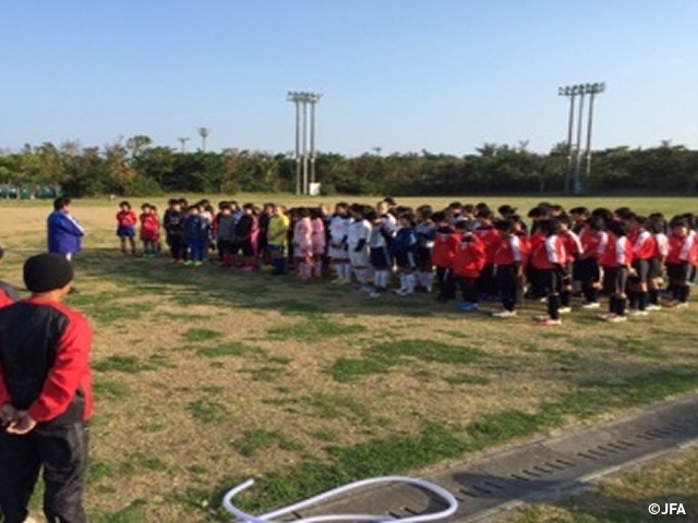 JFAレディース／ガールズサッカーフェスティバル　沖縄県沖縄市の沖縄県総合運動公園　サッカー場に、約290人が参加！