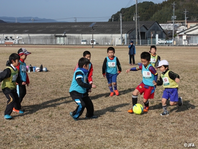 JFAキッズサッカーフェスティバル　熊本県天草市の大矢崎緑地公園に、約430人が参加！