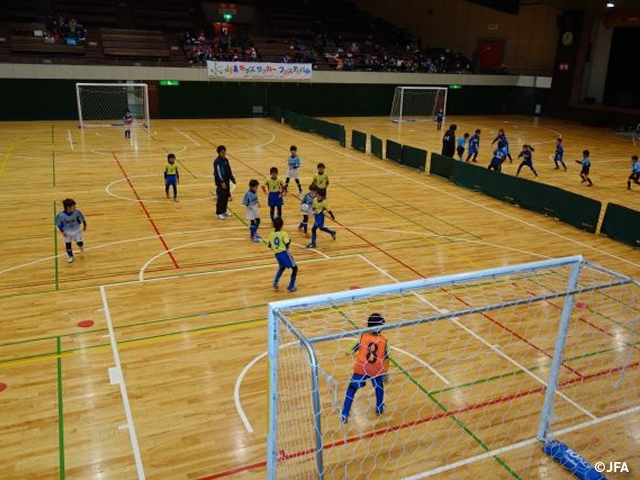 JFAキッズサッカーフェスティバル 　新潟県新潟市の新潟市体育館に、約180人が参加！