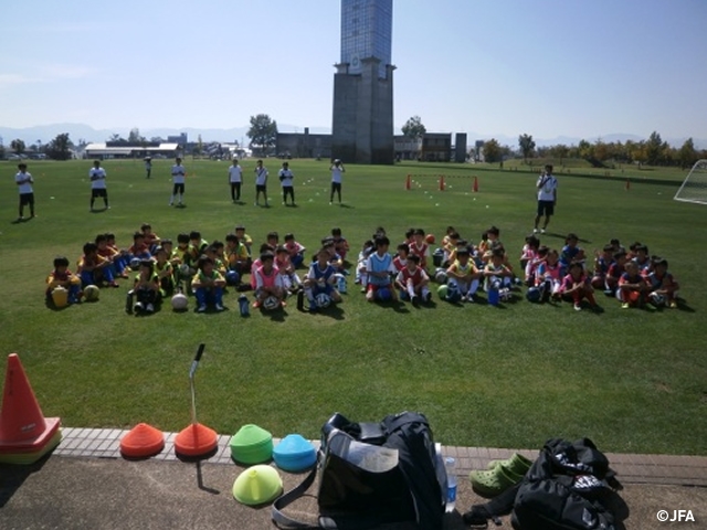 JFAキッズサッカーフェスティバル　富山県小矢部市のクロスランドおやべに、約130人が参加！