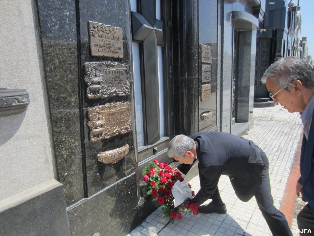 JFA President Daini offers flowers at grave marker of former Argentine Football Association President Grondona