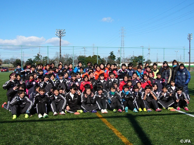 JFAガールズサッカーフェスティバル　埼玉県さいたま市の埼玉スタジアム２００２第４グラウンドに、約180人が参加！