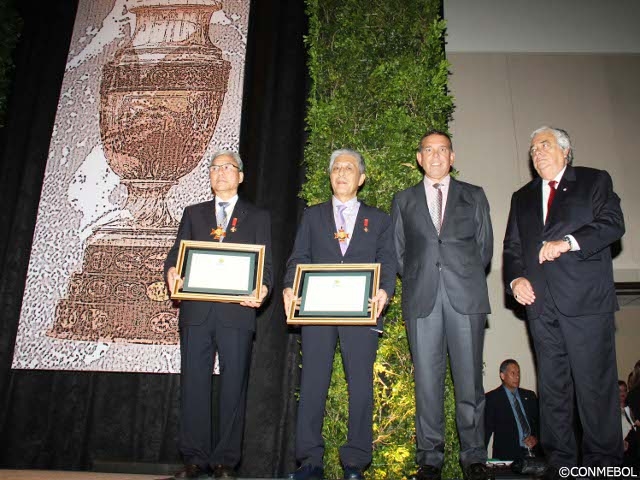 大仁会長とスルガ銀行岡野社長兼CEOが南米サッカー連盟の特別勲章を受章