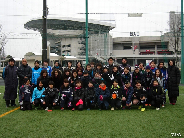 JFAレディースサッカーフェスティバル　埼玉県さいたま市の埼玉スタジアム2○○2第4グラウンドに、約50人が参加！