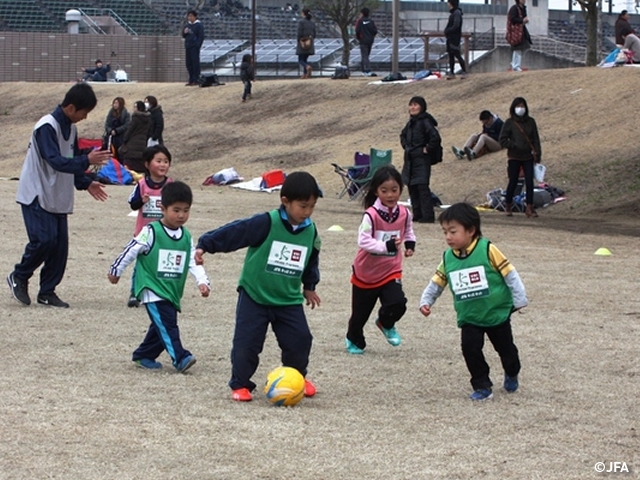 JFAキッズサッカーフェスティバル　熊本県菊池郡の大津町運動公園多目的広場に、約420人が参加！