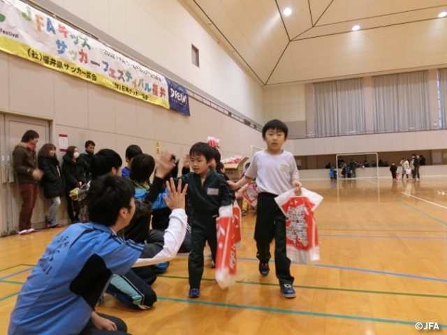 JFAキッズサッカーフェスティバル 福井県吉田郡の永平寺町緑の村ふれあいセンターに、220人が参加！