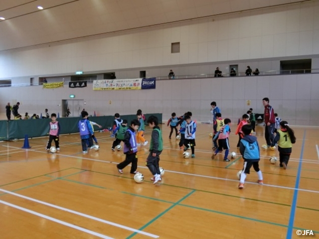 JFAキッズサッカーフェスティバル 福井県吉田郡の緑の村ふれあいセンターに、約150 人が参加！