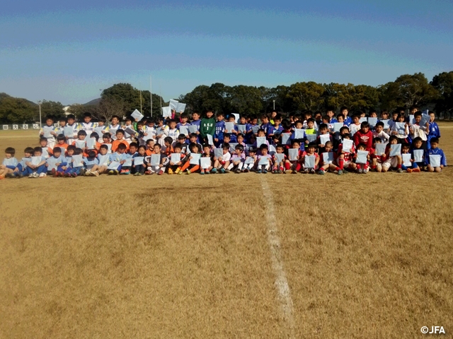 JFAキッズサッカーフェスティバル　宮崎日向市のお倉ケ浜総合公園多目的広場に、約200人が参加！