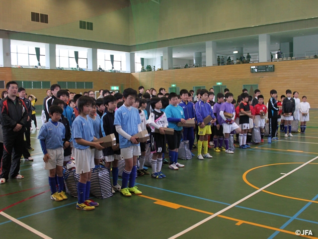 JFAファミリーフットサルフェスティバル　愛媛県松山市の松山市青少年センターに、約200人が参加！