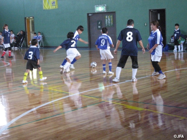 JFAキッズサッカーフェスティバル　長崎県長崎市の長崎南山小学校に、約250人が参加！