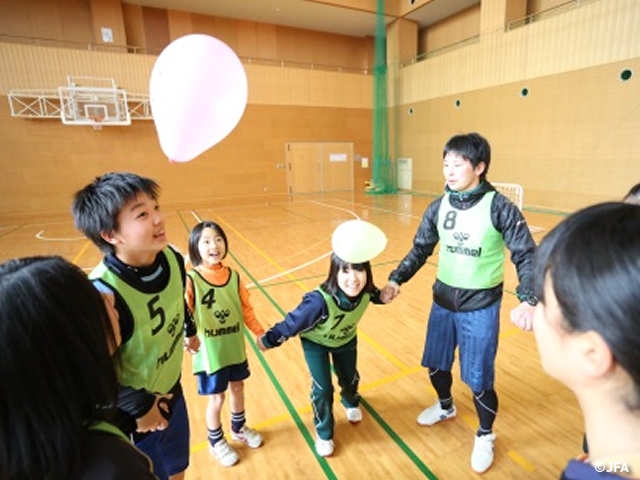 JFAキッズサッカーフェスティバル　島根県出雲市の島根県立浜山公園　体育館に、約40人が参加！