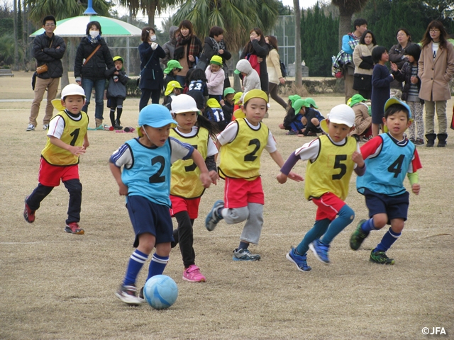 JFAキッズサッカーフェスティバル　　宮崎県宮崎市の宮崎県総合運動公園運動広場に、約370人が参加！