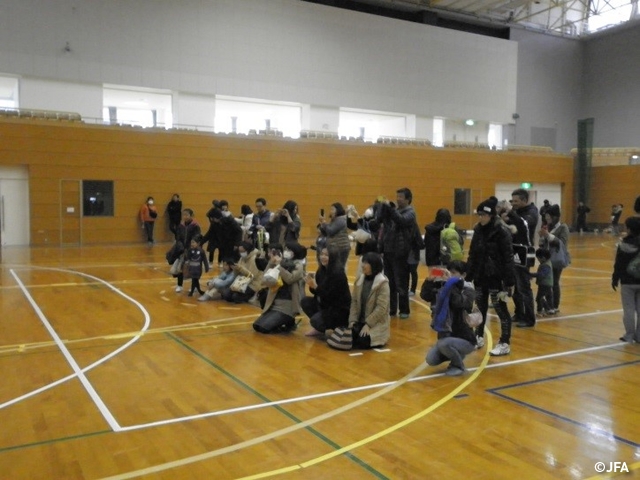 JFAキッズサッカーフェスティバル　高知県宿毛市の宿毛市総合運動公園　アリーナに、約140人が参加！
