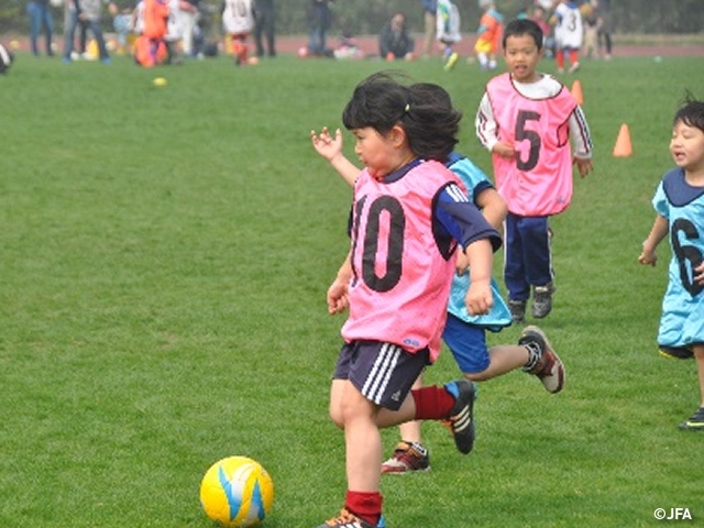 JFAキッズサッカーフェスティバル　 福岡県宗像市のグローバルアリーナに、約280人が参加！