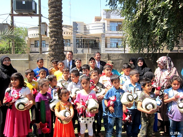 イラクの戦争孤児にサッカーボールを寄贈