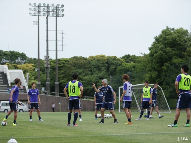 SAMURAI BLUE's 8 European-based men work out with energy