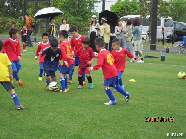 JFAキッズ（U-6/8/10）サッカーフェスティバル 滋賀県守山市のビッグレイク野洲川歴史公園サッカー場に、470人が参加！