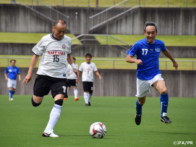 Heated contests get underway in Fujieda - 14th All Japan Seniors (over 50) Football Tournament