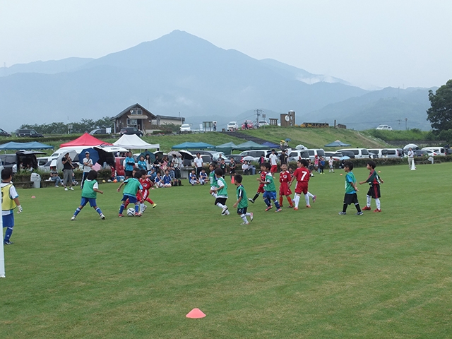 JFAキッズ（U-6/8/10）サッカーフェスティバル 徳島県吉野川市の吉野川市山川町バンブーパークに、313人が参加！