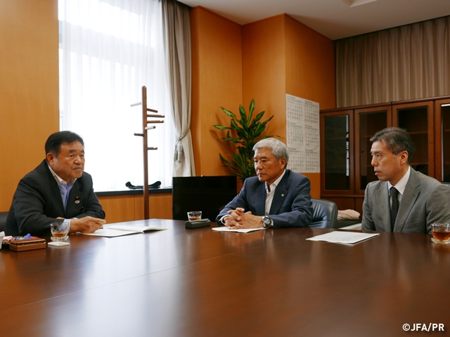 大仁邦彌会長、遠藤利明東京オリンピック・パラリンピック競技大会担当大臣に新国立競技場に関する要望書を提出