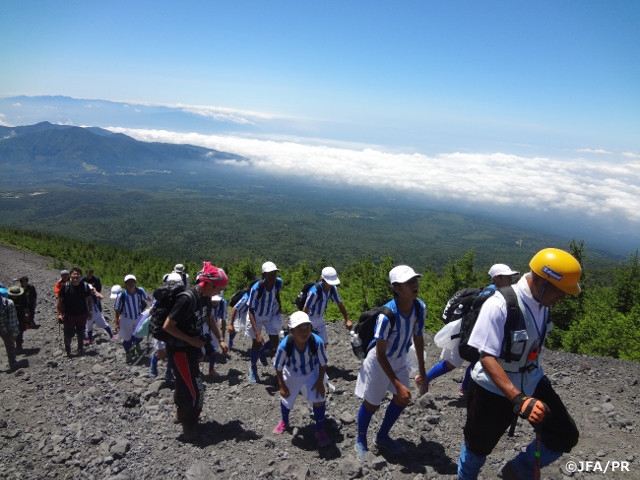 JFAアカデミー福島　男子10期生が富士清掃登山を実施