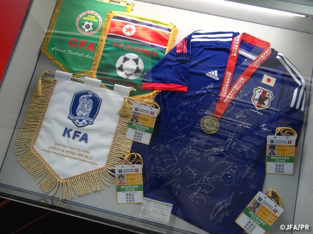 「EAFF東アジアカップ2015決勝大会」でのユニフォーム（サイン入り）他使用品を展示　日本サッカーミュージアム