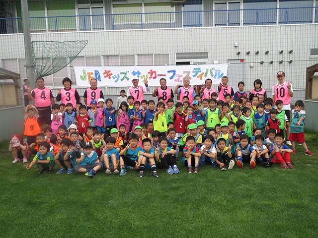 JFAキッズ（U-6）サッカーフェスティバル 北海道札幌市の札幌サッカーアミューズメントパーク天然芝グラウンドに、252人が参加！