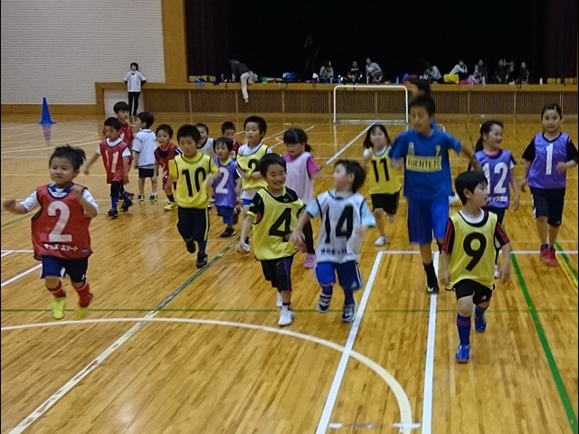 JFAキッズ（U-6）サッカーフェスティバル 福井県大野市の大野市多田記念大野有終会館多目的ホールに、93人が参加！