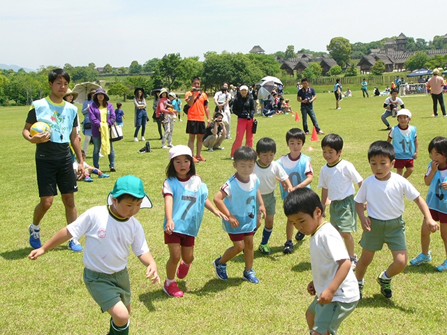 JFAキッズ（U-6）サッカーフェスティバル 佐賀県神埼郡の吉野ヶ里歴史公園に、1071人が参加！