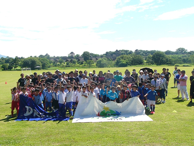 JFAキッズ（U-8）サッカーフェスティバル 佐賀県神埼郡の吉野ヶ里歴史公園（弥生の大野）に、239人が参加！
