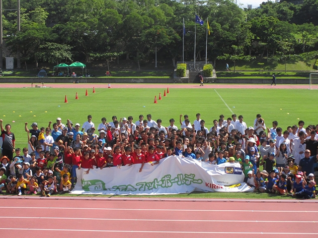 JFAフットボールデー 沖縄県中頭郡の西原町民陸上競技場に、297人が参加！