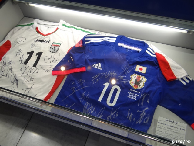 国際親善試合 SAMURAI BLUE vs イラン代表 ユニフォームを展示