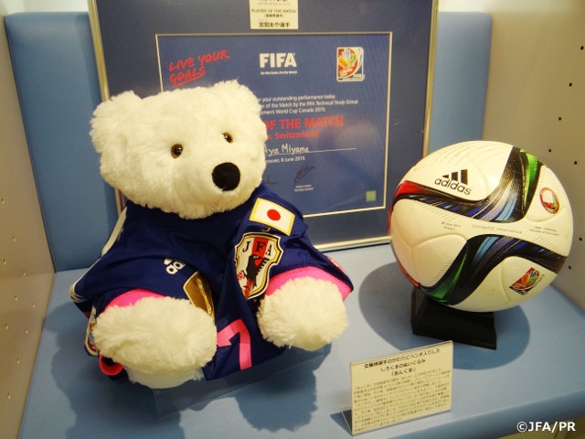安藤梢選手のかわりにベンチ入りしたしろくまのぬいぐるみを展示 FIFA女子ワールドカップ カナダ2015