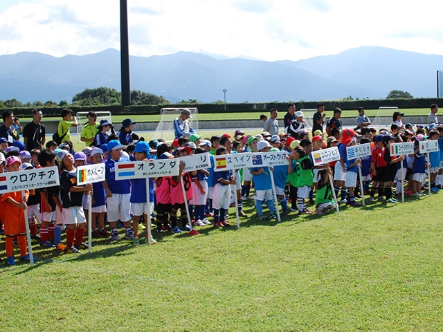 JFAキッズ（U-6）サッカーフェスティバル 静岡県裾野市の裾野市運動公園総合体育施設　陸上競技場に、1410人が参加！