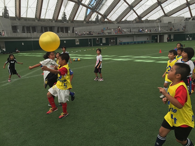 JFAキッズ（U-10）サッカーフェスティバル 宮崎県宮崎市のＫＩＲＩＳＨＩＭＡヤマザクラ宮崎県総合運動公園　ＫＩＲＩＳＨＩＭＡ木の花ドームに、345人が参加！