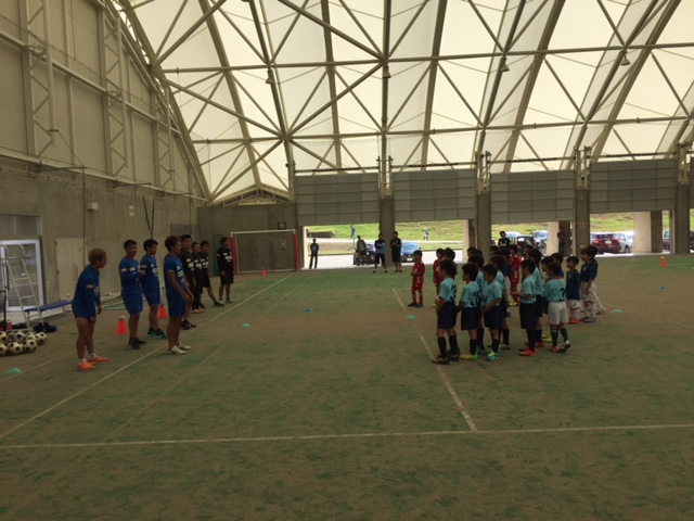 JFAキッズ（U-8）サッカーフェスティバル 富山県魚津市の魚津桃山運動公園屋内ドームに、90人が参加！
